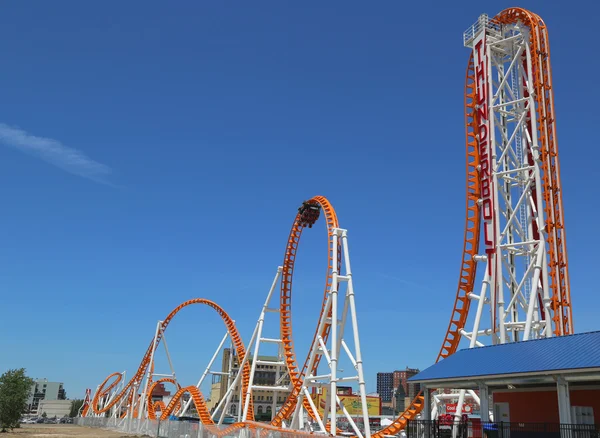 Piorun roller coaster na coney island w brooklyn — Zdjęcie stockowe