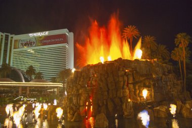 mirage hotel yapay yanardağ patlama las vegas göstermek