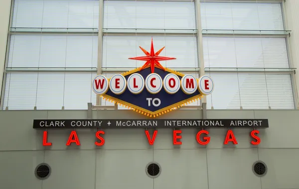 Добро пожаловать на вывеску Лас-Вегаса в международном аэропорту Маккарран в Лас-Вегасе — стоковое фото