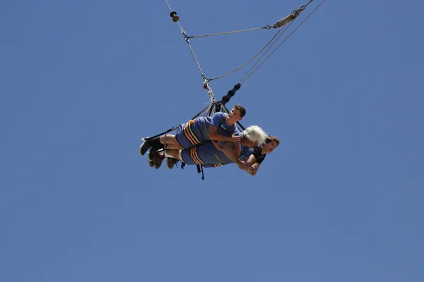 Azonosítatlan résztvevők felkészülnek arra, hogy bandy ugrik sétány repülés utazás a coney island luna park — Stock Fotó