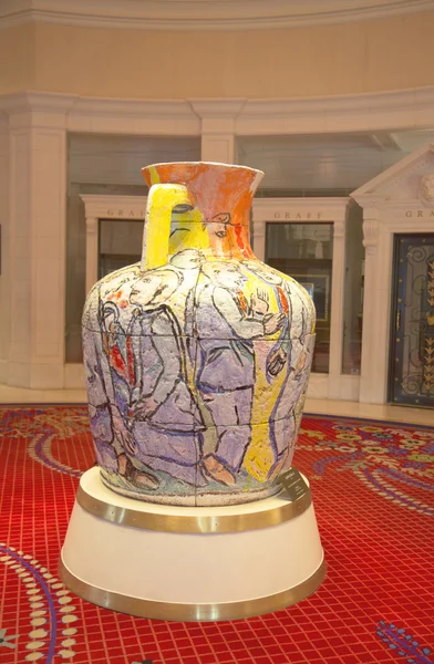 Amphora by Viola Frey at the Wynn Esplanade at the Wynn Hotel and Casino — Stock Photo, Image