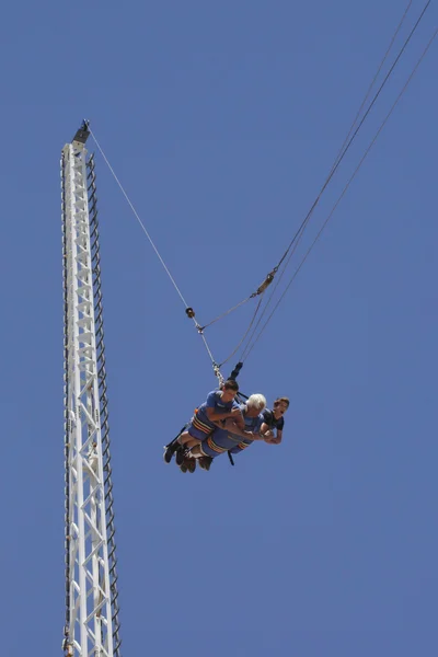 Azonosítatlan résztvevők felkészülnek arra, hogy bandy ugrik sétány repülés utazás a coney island luna park — Stock Fotó