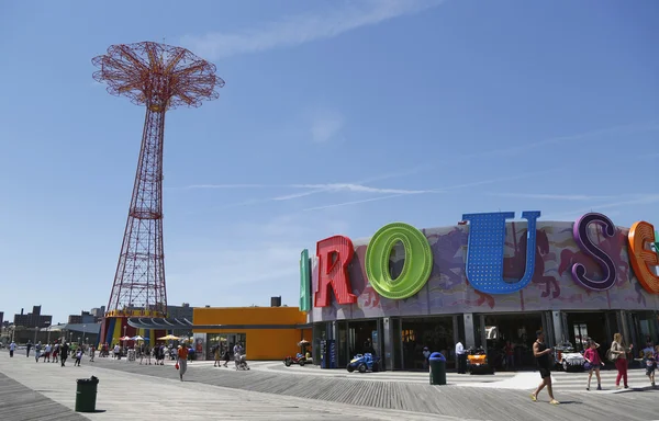 Fallskärm hoppa tower och restaurerade b b karusell i brooklyn — Stockfoto