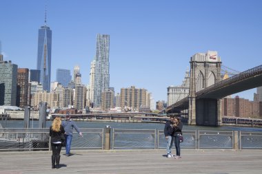 brooklyn Köprüsü'nün önünde fotoğraf çekmek turist