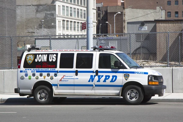 Полиция Нью-Йорка набирает машину в центре Манхэттена — стоковое фото