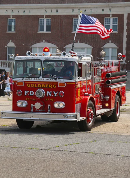 Camión de bomberos en exhibición en la Asociación de Automóviles Antiguos de Brooklyn anual Spring Car Show —  Fotos de Stock