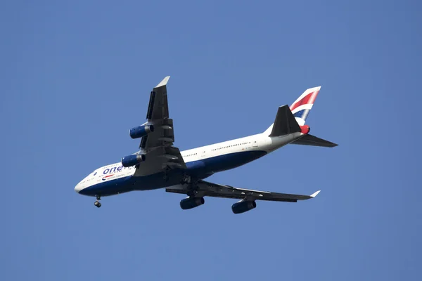 British Airways Boeing 747 in New York sky before landing at JFK Airport — Stock Photo, Image
