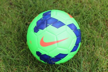Nike futbol topu çimenlerin üzerinde
