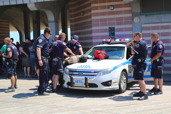 Офицеры полиции Нью-Йорка обеспечивают безопасность на Кони-Айленде в Бруклине
