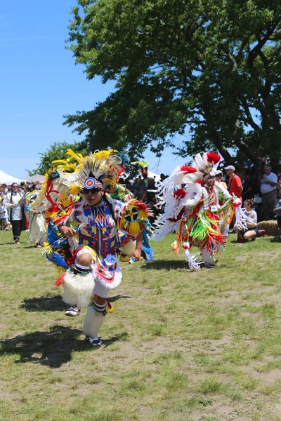 Danseurs amérindiens non identifiés au Pow Wow de New York à Brooklyn — Photo
