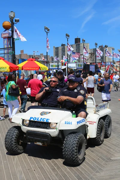 Agenti della polizia di New York che assicurano la sicurezza al Coney Island Boardwalk di Brooklyn — Foto Stock