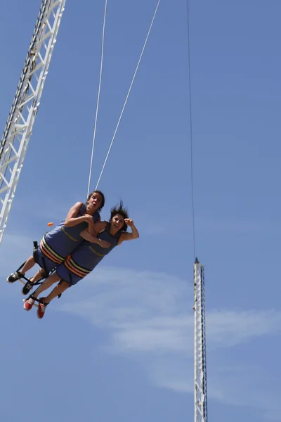 Oidentifierade deltagare under bandy hopp på boardwalk flyg resa på coney island luna park i brooklyn — Stockfoto