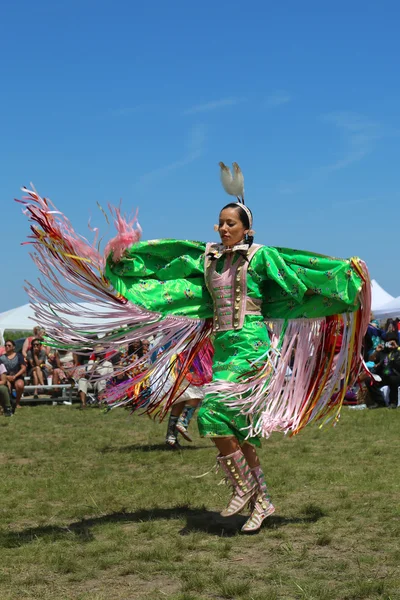 Bailarina indígena no identificada en el Pow Wow de Nueva York en Brooklyn —  Fotos de Stock