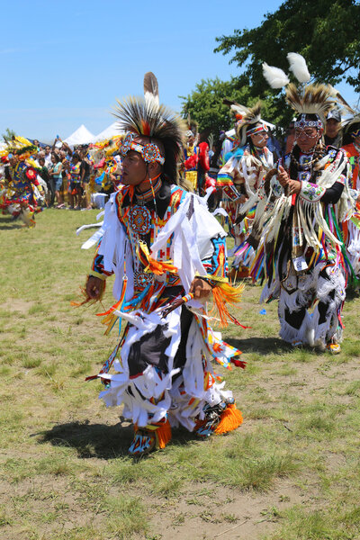 Неопознанные индейские танцоры в Нью-Йоркском клубе Pow Wow в Бруклине
