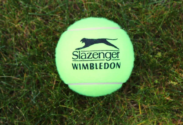 Slazenger Wimbledon Tennis Ball sur un court de tennis en herbe — Photo