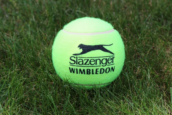 Slazenger Wimbledon pelota de tenis en la pista de tenis de hierba — Foto de Stock