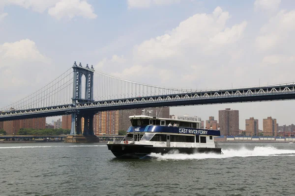 Doğu Nehri feribot tekne rides manhattan Köprüsü altında — Stok fotoğraf