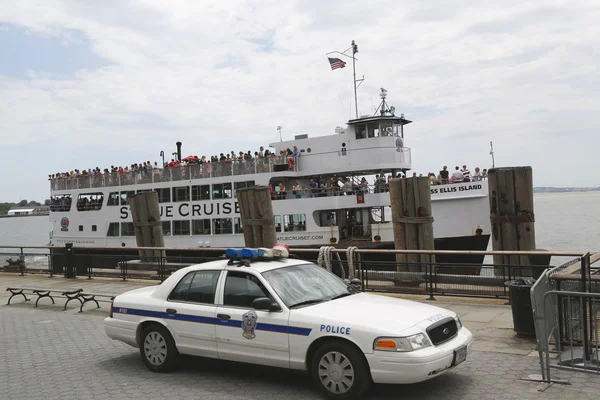 Spojené státy americké policie zajišťování bezpečnosti na sochu plavby terminál v Manhattanu — Stock fotografie
