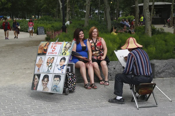 Turistas no identificados posando para artistas callejeros en Manhattan — Foto de Stock