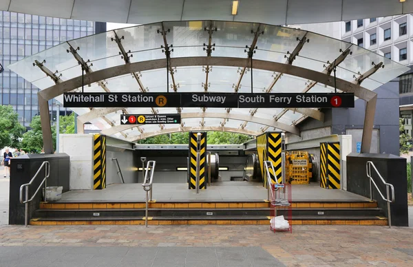 Whitehall Street und South Ferry U-Bahn-Eingang in Manhattan — Stockfoto