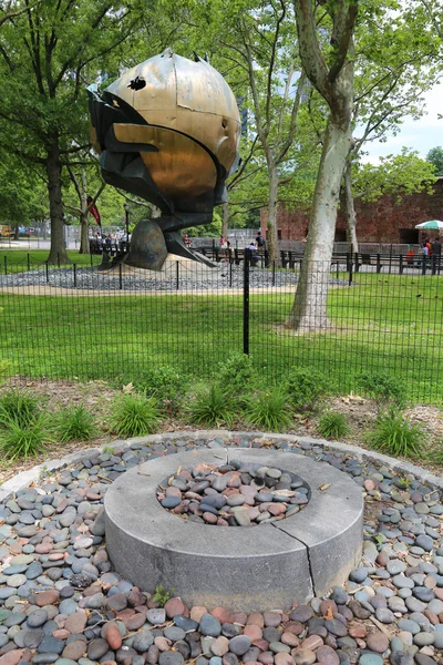 Eternal flame in the front of World Trade Center Sphere damaged at September 11 in Battery Park — Stock Photo, Image