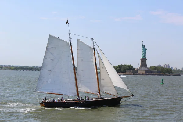 Grand navire à côté de Statue de la Liberté à New York — Photo