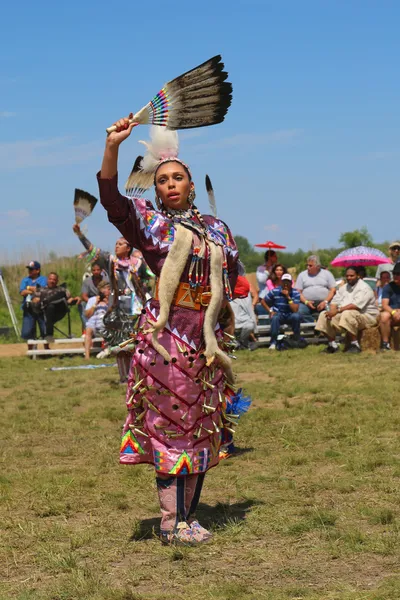 Azonosítatlan indián táncos a NYC pow wow — Stock Fotó