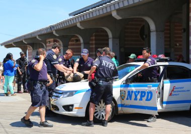 Güvenlik, coney Island boardwalk Brooklyn sağlayan polis memurları
