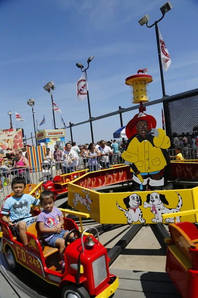 Barnen rida på coney island luna park — Stockfoto