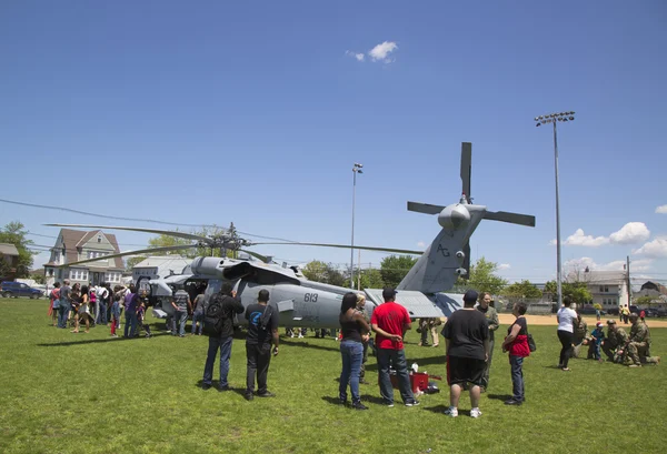 Numerosos espectadores em torno do helicóptero MH-60S do Esquadrão de Combate ao Mar de Helicóptero Cinco durante a Semana da Frota 2014 — Fotografia de Stock