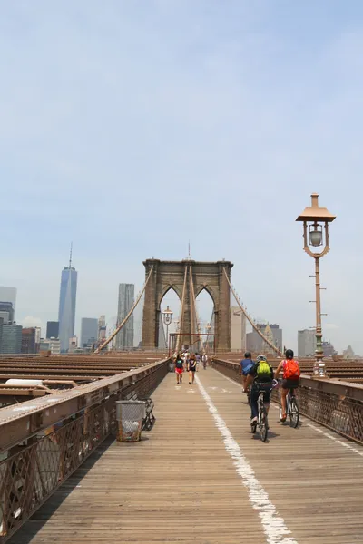 Pedestres e ciclistas que atravessam a Ponte de Brooklyn — Fotografia de Stock