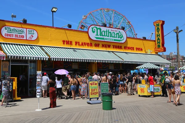 Het nathan s restaurant op de promenade op coney island, new york — Stockfoto