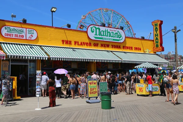 Das nathan s restaurant an der promenade von coney island, new york — Stockfoto