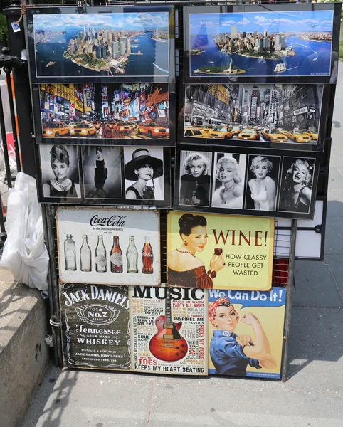New Yorks souvenirer på displayen i manhattan — Stockfoto