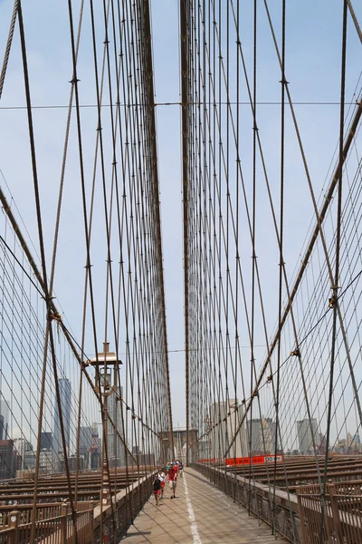 Pedestres atravessando Brooklyn Bridge — Fotografia de Stock