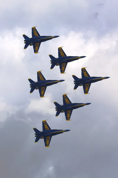 US Navy Blue Angels F-18 Aviões Hornet se apresentam em show aéreo durante a Semana da Frota 2014 — Fotografia de Stock
