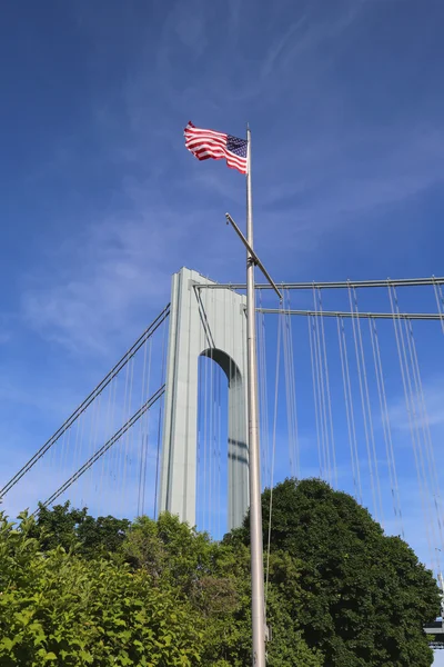 American flag in the front of Verrazano Bridge in Staten Island — Stock Photo, Image