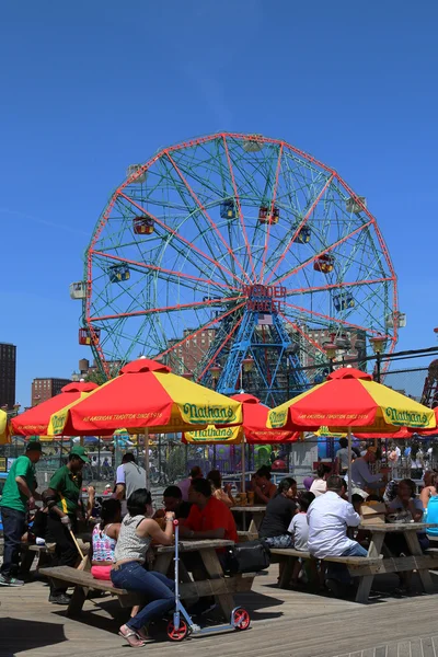 Wonder Wheel au parc d'attractions de Coney Island — Photo