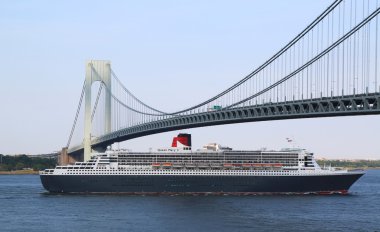 Queen mary 2 cruise gemisi new york Harbor için Kanada new england verrazano Köprüsü başlığı altında