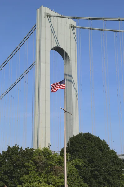 American flag in the front of Verrazano Bridge in Staten Island — Stock Photo, Image