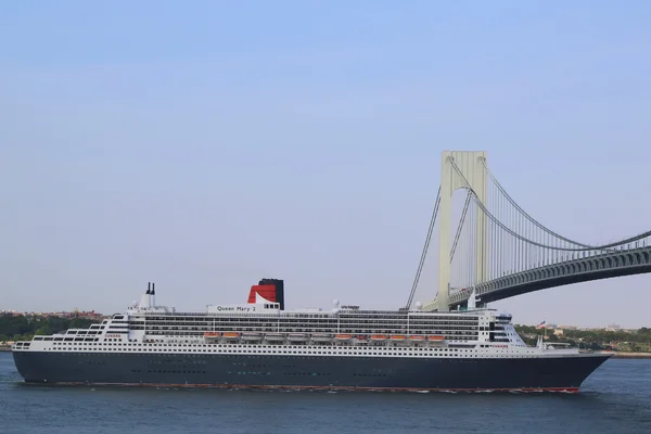 クイーンメリー号 2 カナダのニュー イングランドの verrazano 橋見出しの下のニューヨーク港で客船します。 — ストック写真