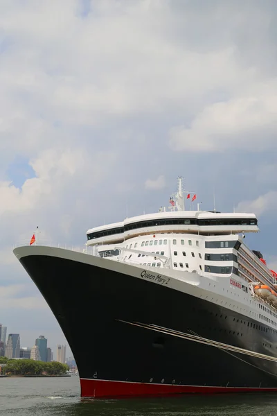 Queen mary 2 cruiseschip aangemeerd bij brooklyn cruise terminal — Stockfoto