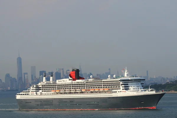 Queen Mary 2 navio de cruzeiro em New York Harbor em direção ao Canadá e Nova Inglaterra — Fotografia de Stock