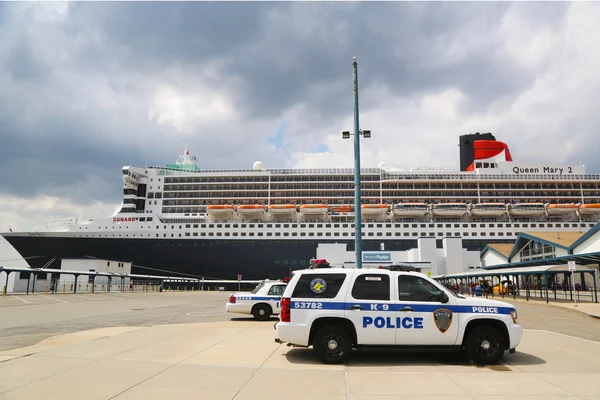 Autoridade Portuária Polícia New York New Jersey K-9 unidade fornecendo segurança para Queen Mary 2 navio de cruzeiro — Fotografia de Stock