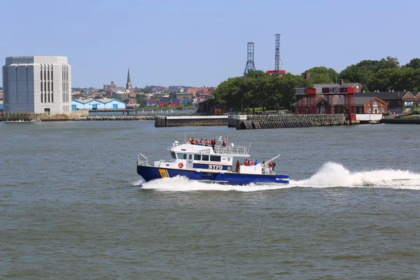 NYPD boat patrolling New York Harbor in the front of Governors Island — Stock Photo, Image