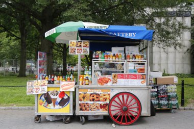manhattan'ın sokak satıcısı sepeti