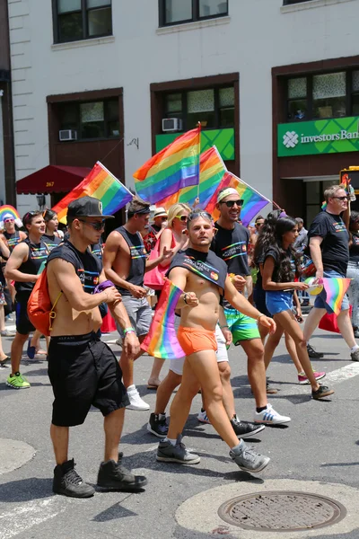 Uczestnicy parady dumy LGBT w Nowym Jorku — Zdjęcie stockowe