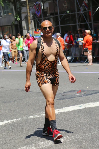 LGBT pride parade deelnemer in new york city — Stockfoto