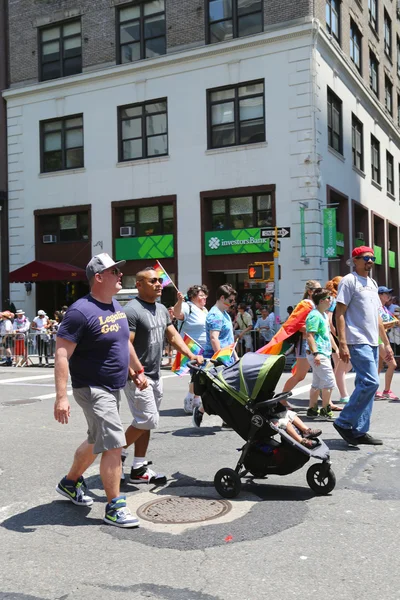 LGBT Pride Parade ผู้เข้าร่วมในนิวยอร์กซิตี้ — ภาพถ่ายสต็อก