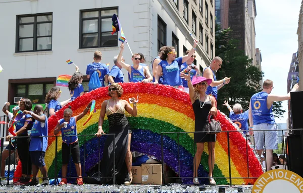 Uczestnicy parady dumy LGBT w Nowym Jorku — Zdjęcie stockowe